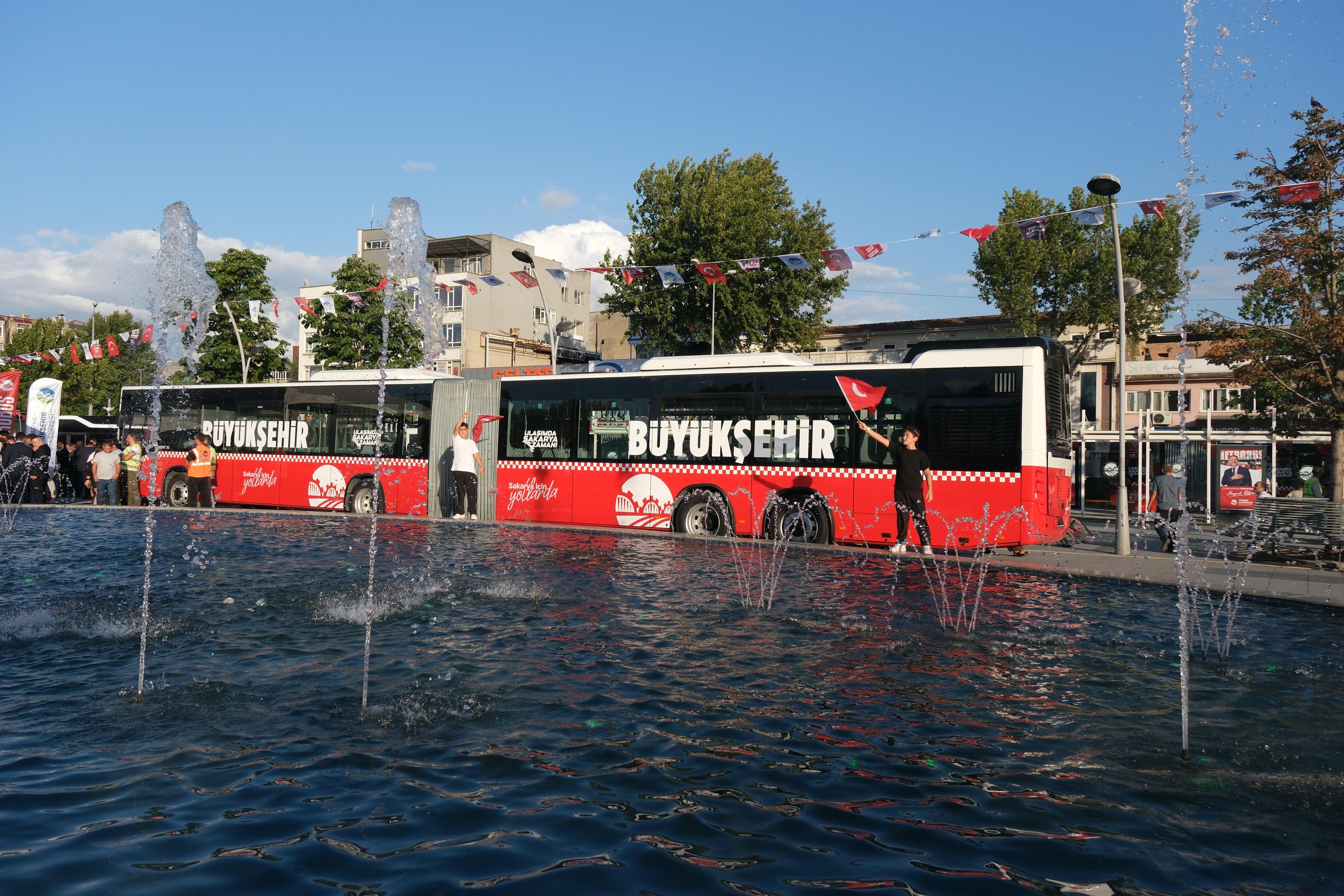 Türkiye’de ikinci şehir Sakarya oldu: Metrobüsler ilk seferini yaptı