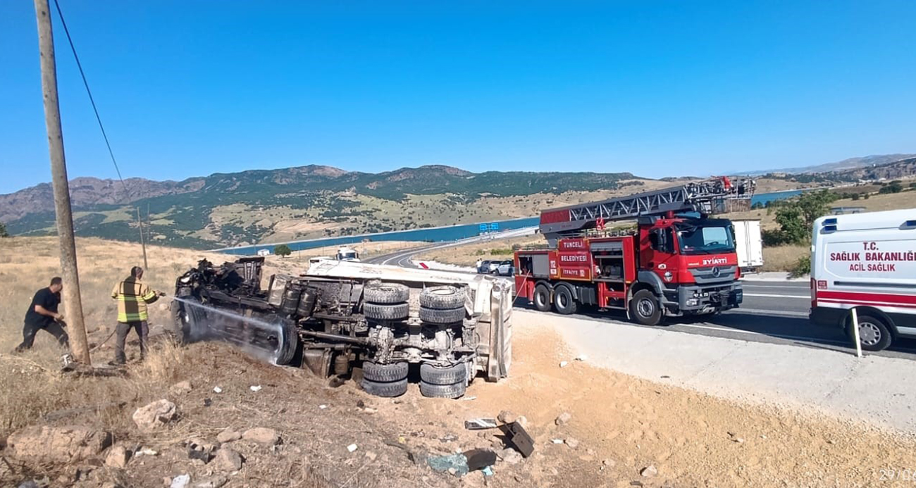 Tunceli’de kamyon devrildi, sürücü araçtan fırladı