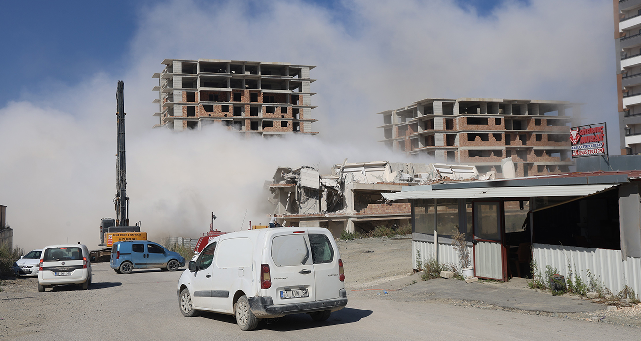 Deprem etkisi oluşturan 13 katlı binada yerle bir olma anı kamerada
