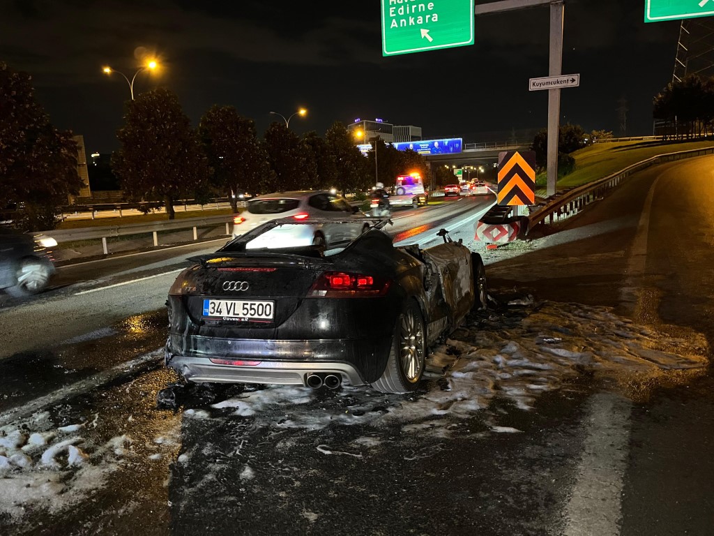 Bahçelievler’de alev alev yanan lüks otomobil hurda yığınına döndü