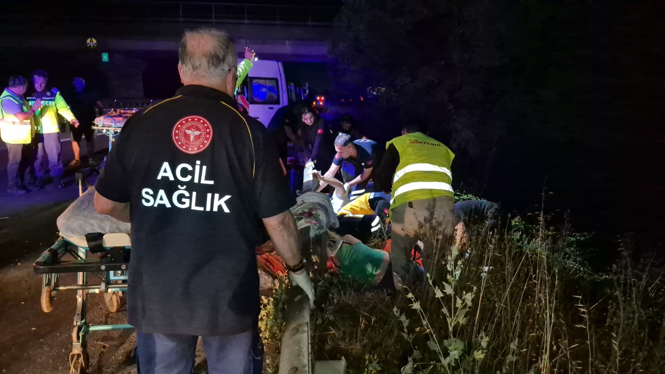 Anadolu Otoyolu’nda feci kaza... Tır, minibüse arkadan çarptı: 7 yaralı