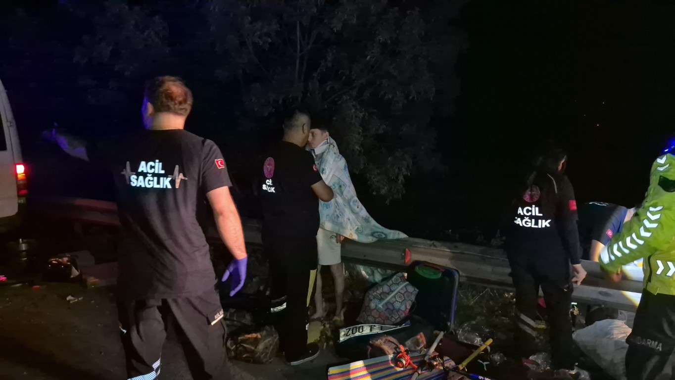 Anadolu Otoyolu’nda feci kaza... Tır, minibüse arkadan çarptı: 7 yaralı