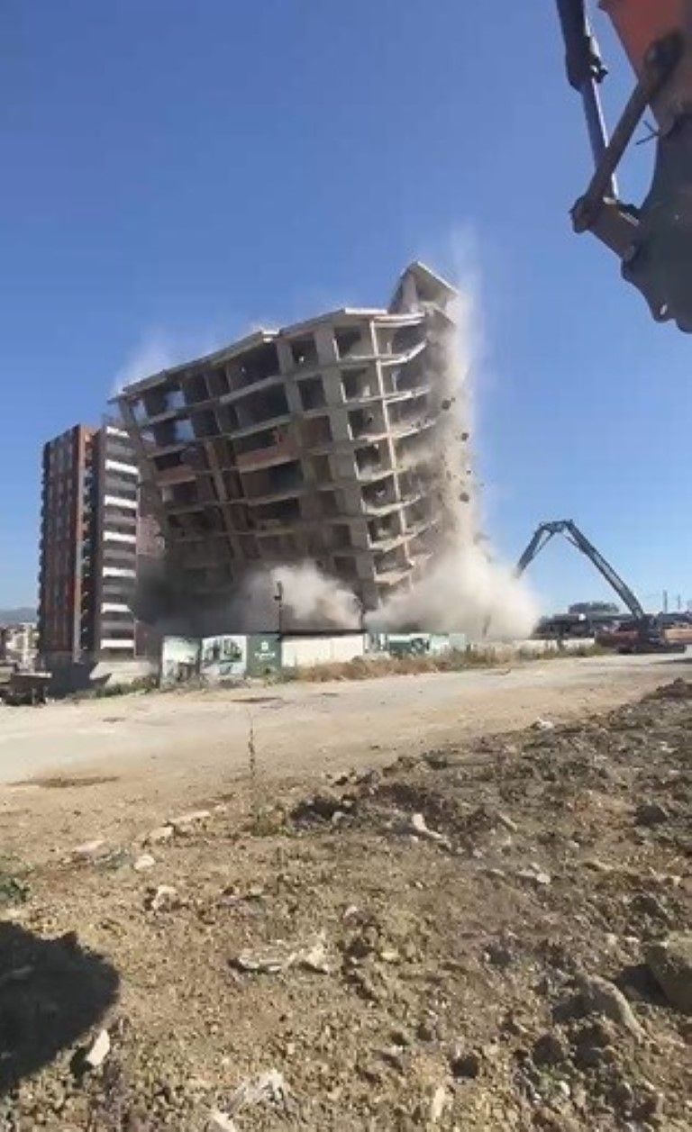 Deprem etkisi oluşturan 13 katlı binada yerle bir olma anı kamerada