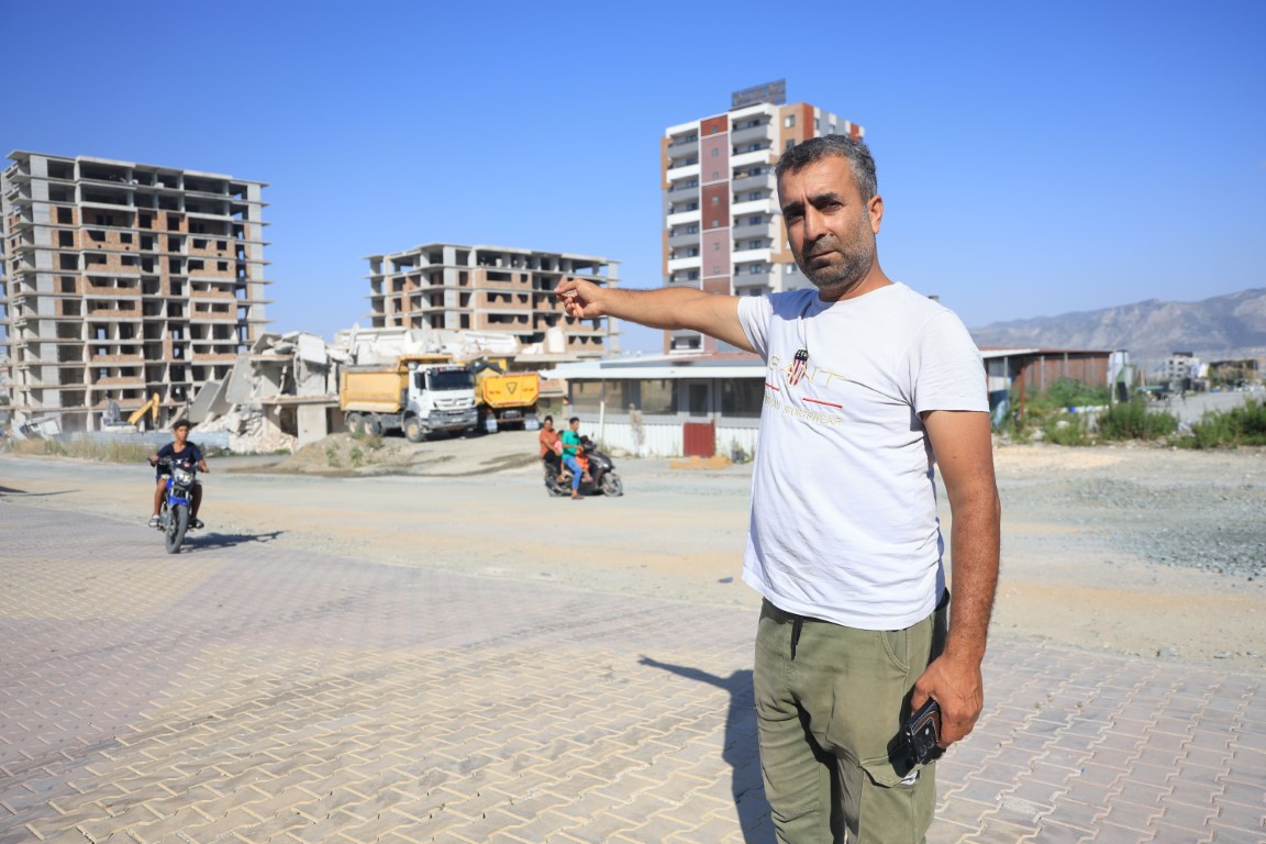 Deprem etkisi oluşturan 13 katlı binada yerle bir olma anı kamerada