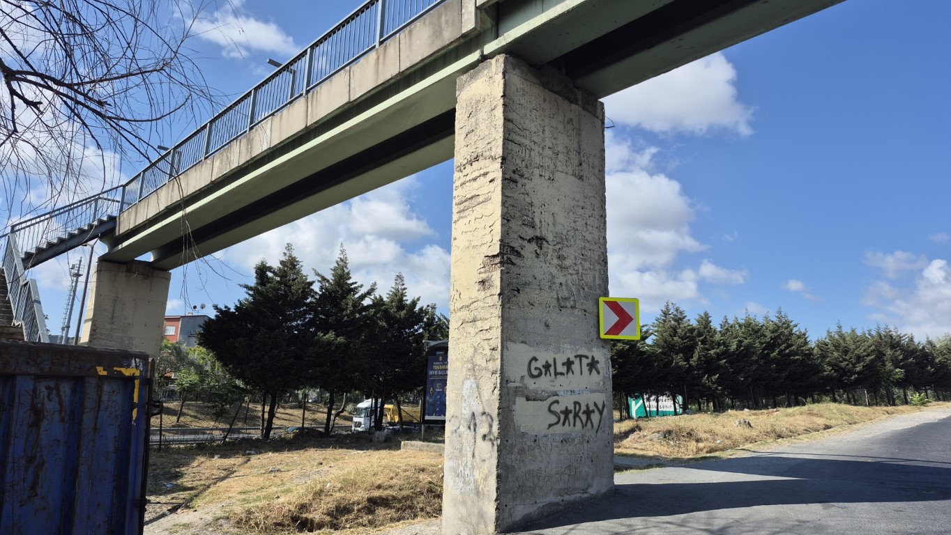 Avcılar’da beton parçaları dökülen köprü vatandaşı tedirgin ediyor