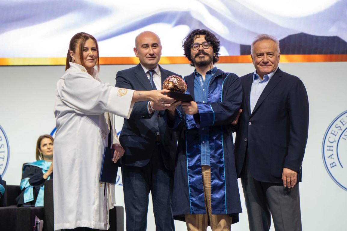 Engel tanımadı önce YKS'de şimdi de üniversitede birinci oldu