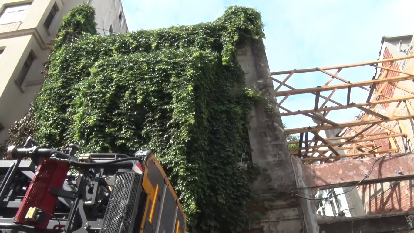 Taksim’de metruk binada yangın