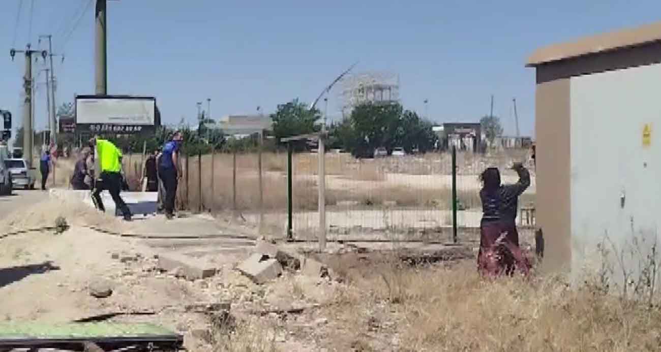 Evi yakıp gelen ekipleri taş yağmuruna tuttu