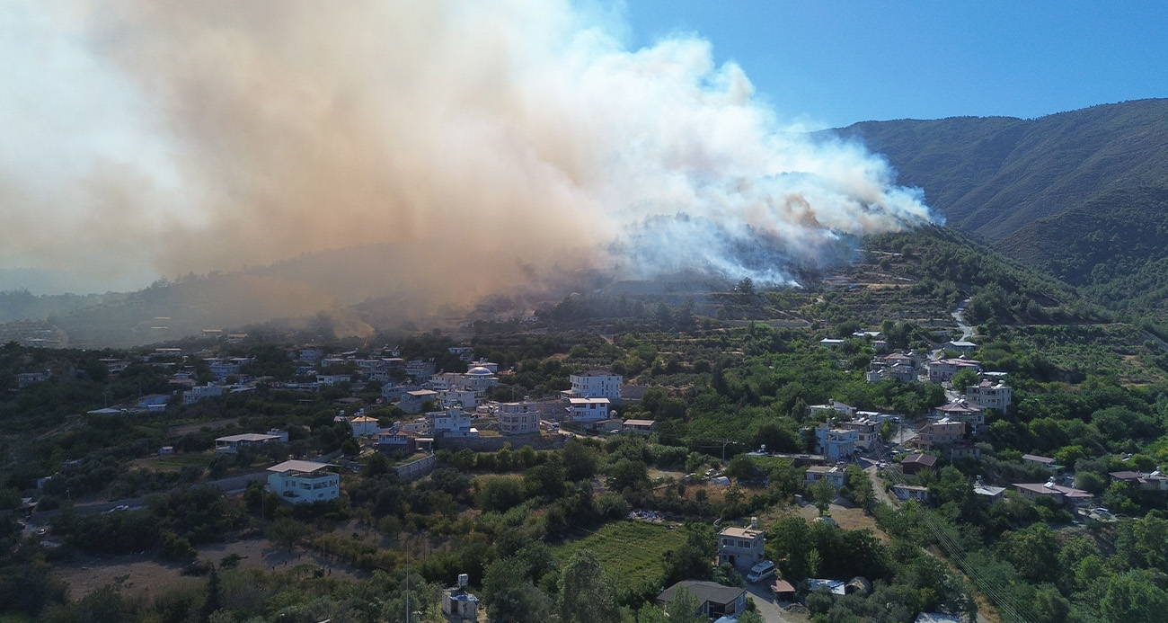 Hatay’daki orman yangınına havadan ve karadan müdahale dron ile görüntülendi