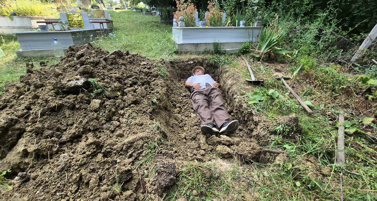 Kendi mezarını kazdı