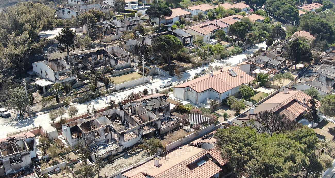 İzmir’deki yangında 85 yazlık ev küle döndü