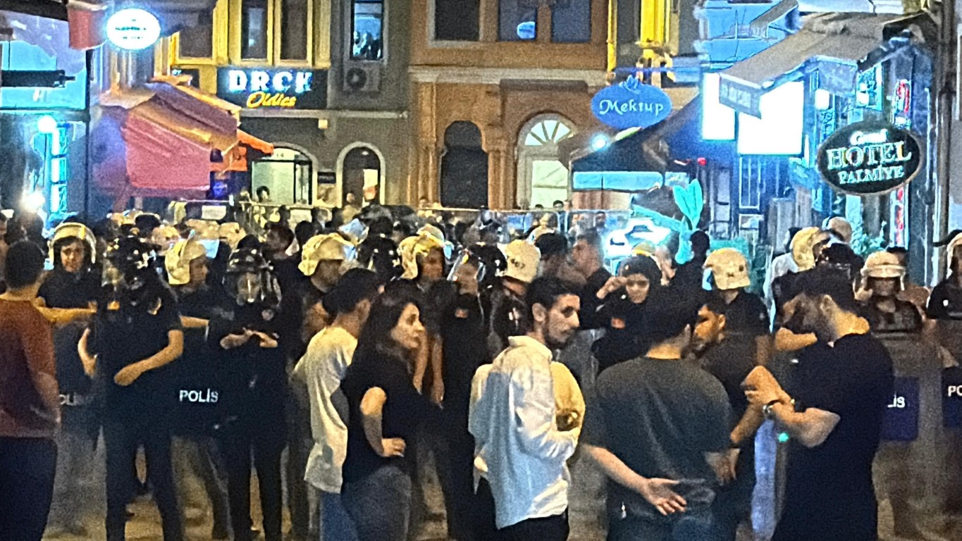 İstiklal Caddesi’nde toplanan grup, Leman dergisini protesto etti