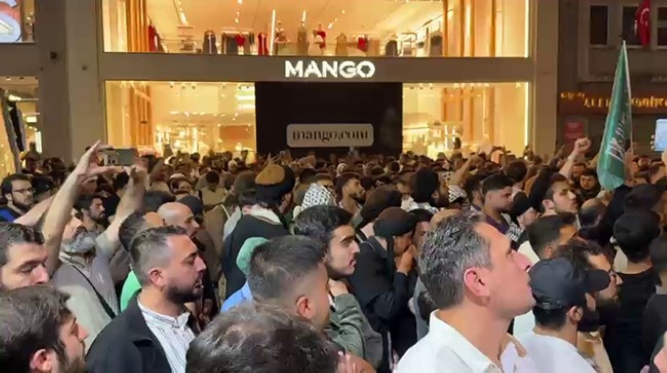 İstiklal Caddesi’nde toplanan grup, Leman dergisini protesto etti