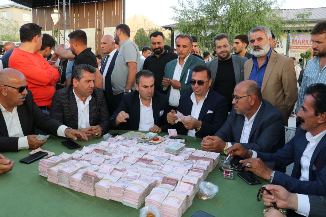 Van’da geline 2 kilo altın, damada 6 buçuk milyon TL takıldı