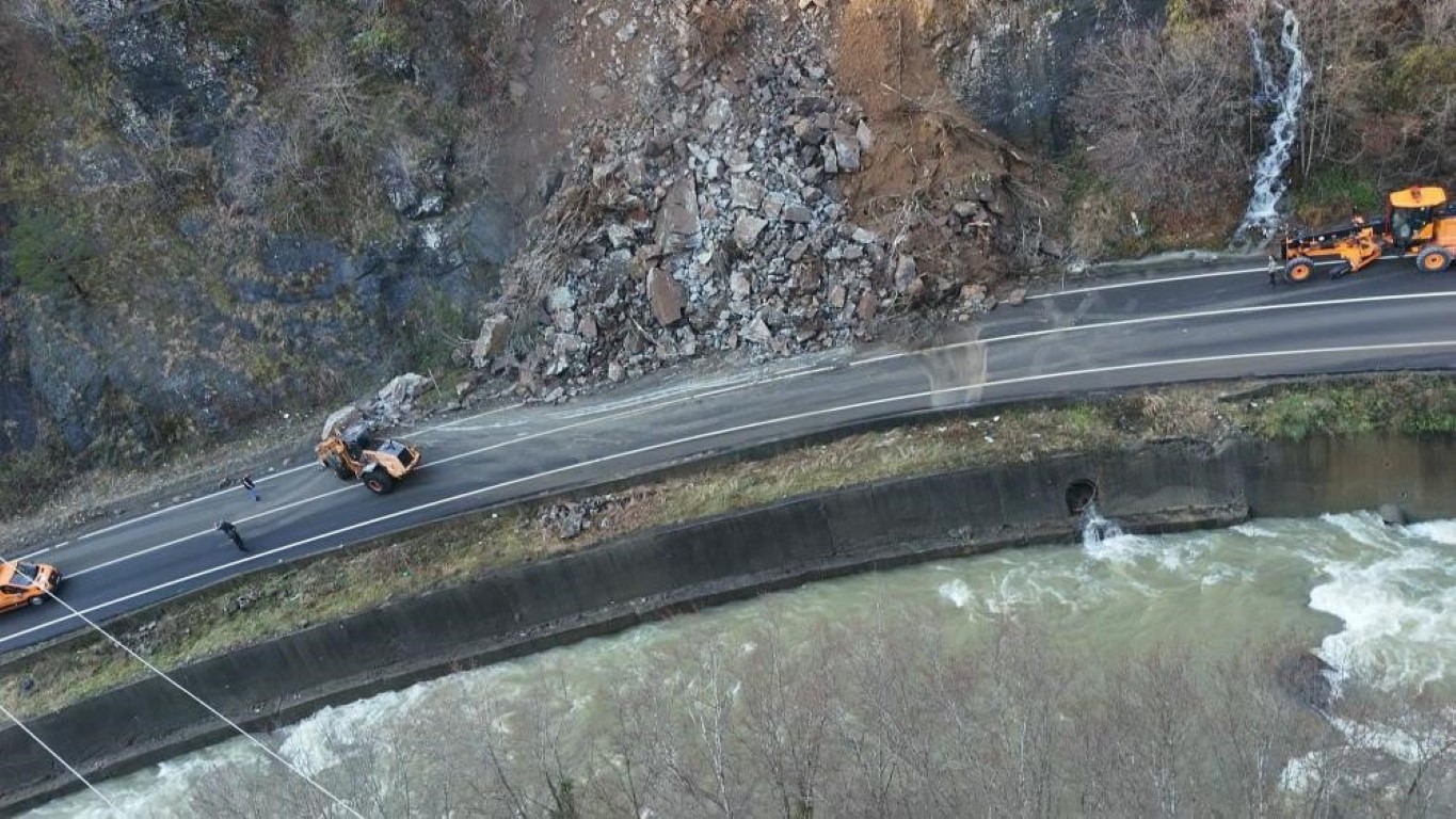 Karadeniz yollarında ‘şev’ alarmı