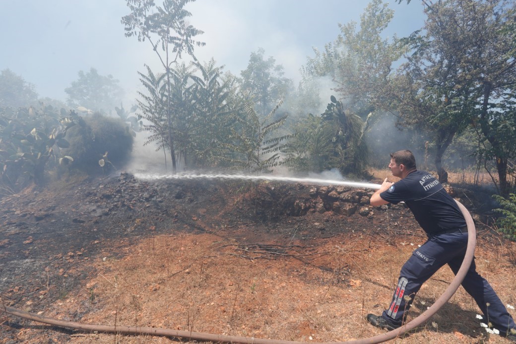Farklı noktalarda çıkan otluk ve ağaçlık yangını evlere birkaç metre kala söndürüldü