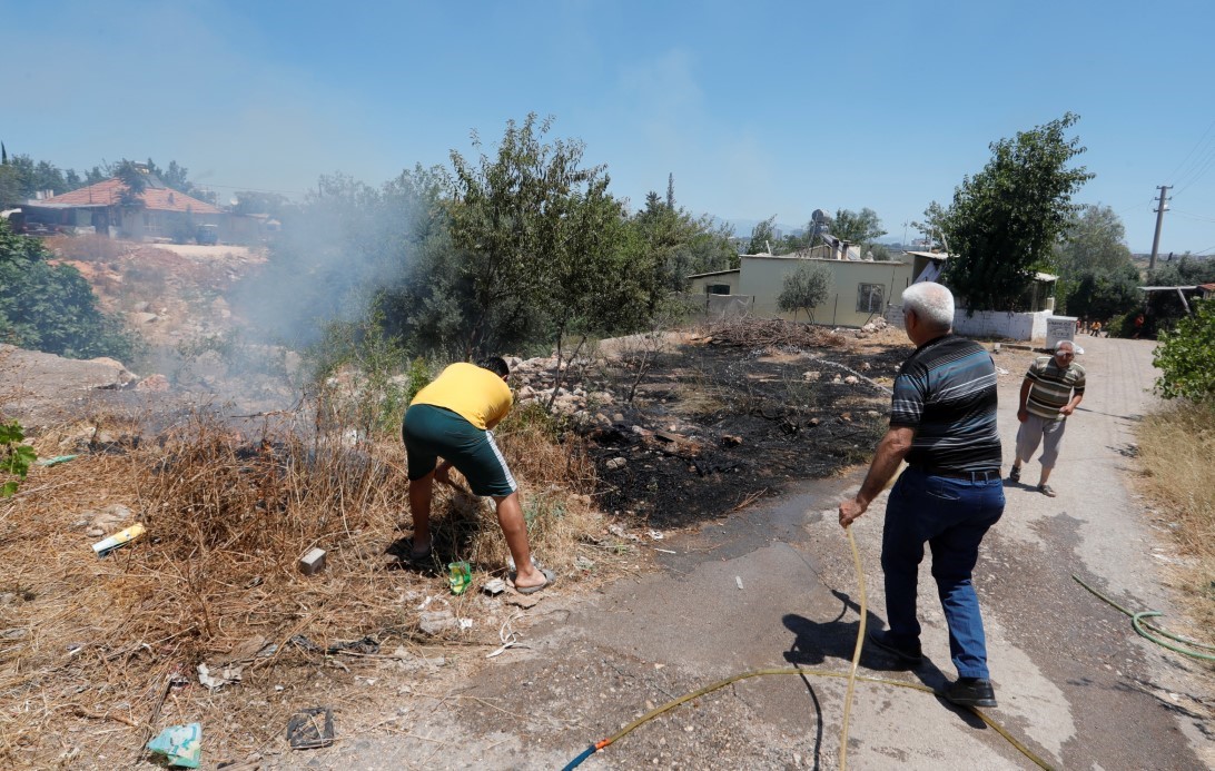 Antalya'da otluk ve ağaçlık yangını evlere birkaç metre kala söndürüldü