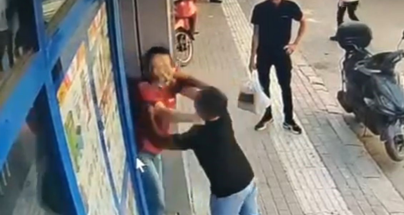 Marketin kadın kasiyerine yumruklu saldırı kamerada