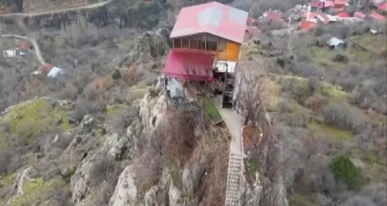 Kayalığa yapılan ev görenleri şaşırtıyor; 96 basamakla çıkılıyor