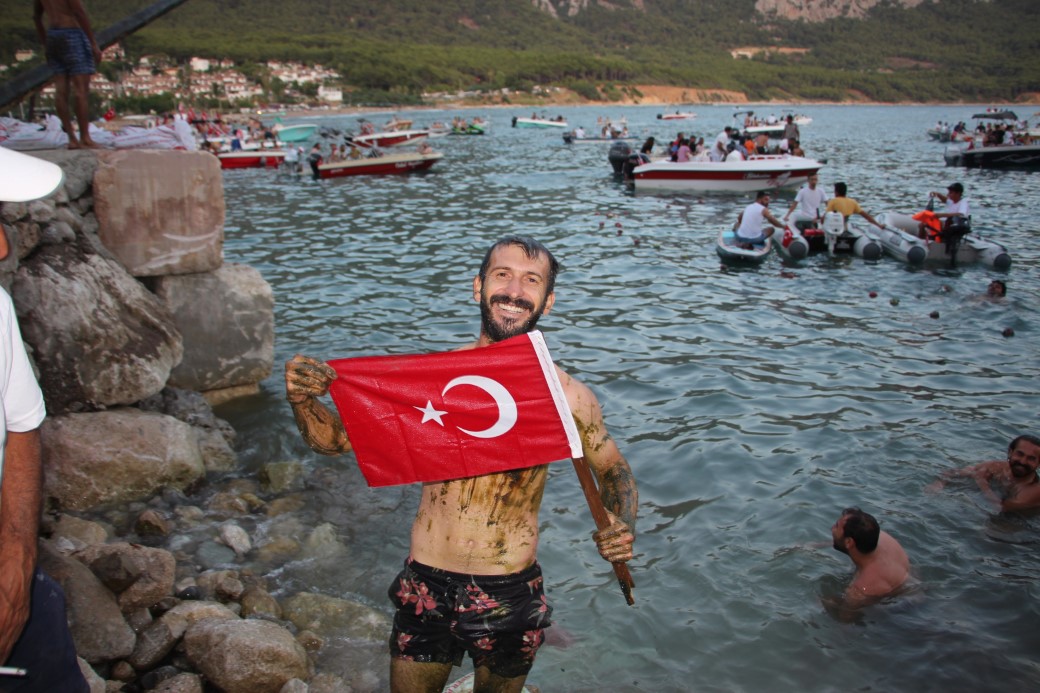 10 bin lira ödül için yağlı direğe tırmanan yarışmacılar hastanelik oldu