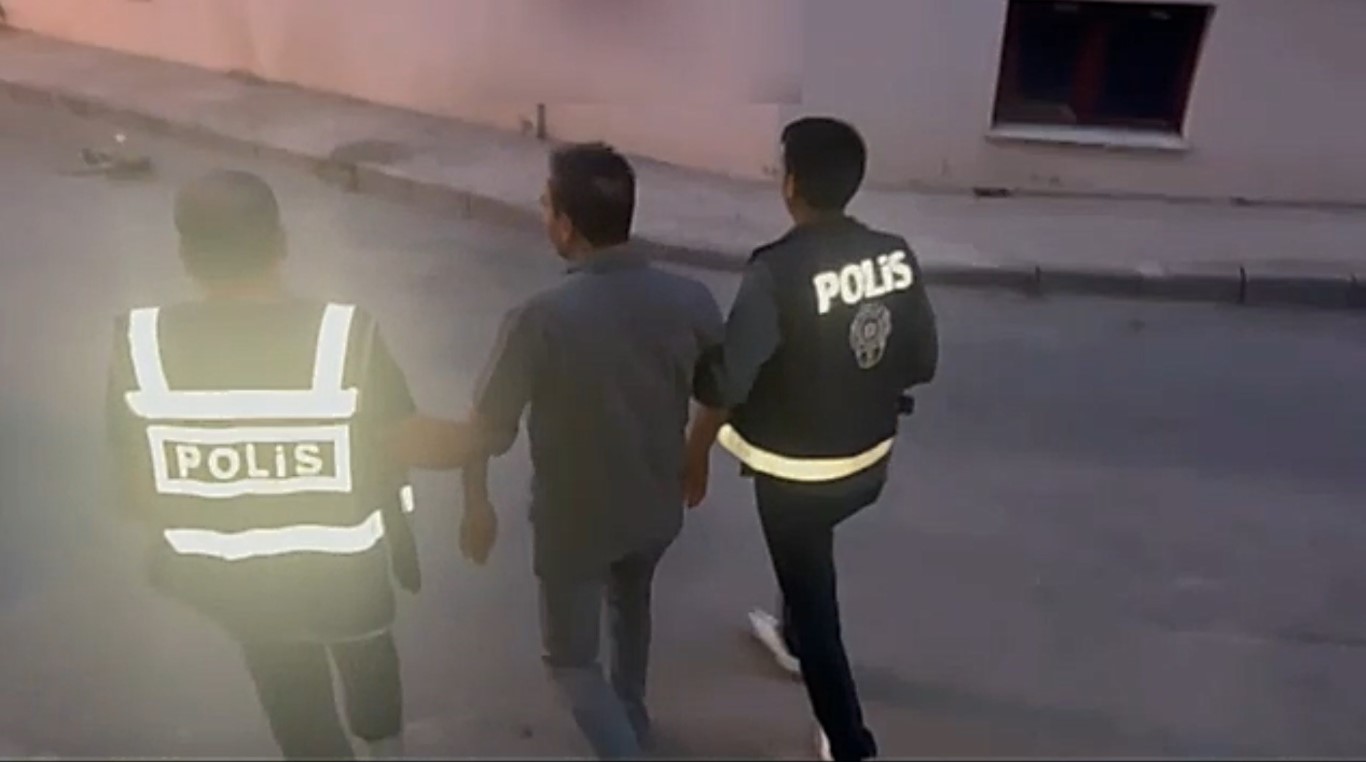 İzmir Büyükşehir’deki yolsuzluk operasyonuna ilişkin görüntüler paylaşıldı