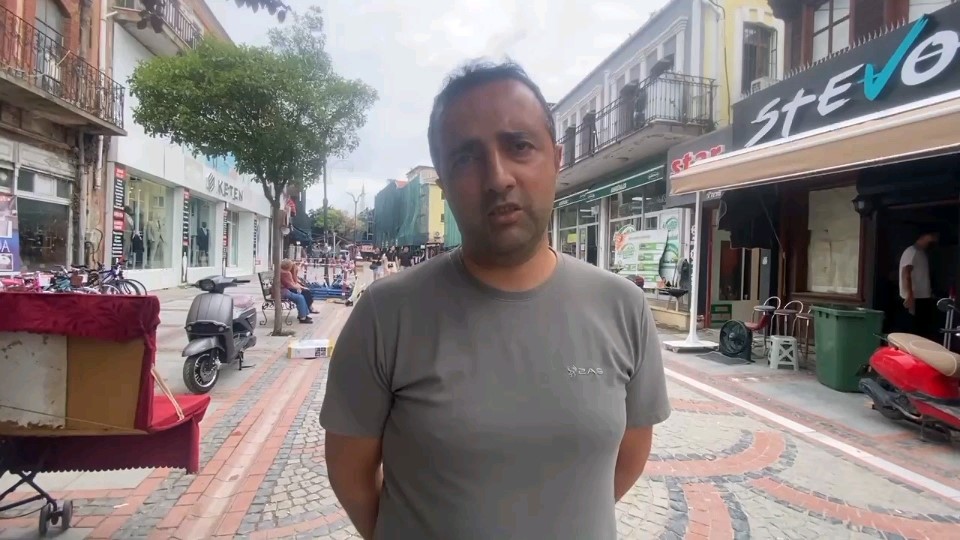 Başıboş 8 köpek, köpeğini gezdiren vatandaşa saldırdı