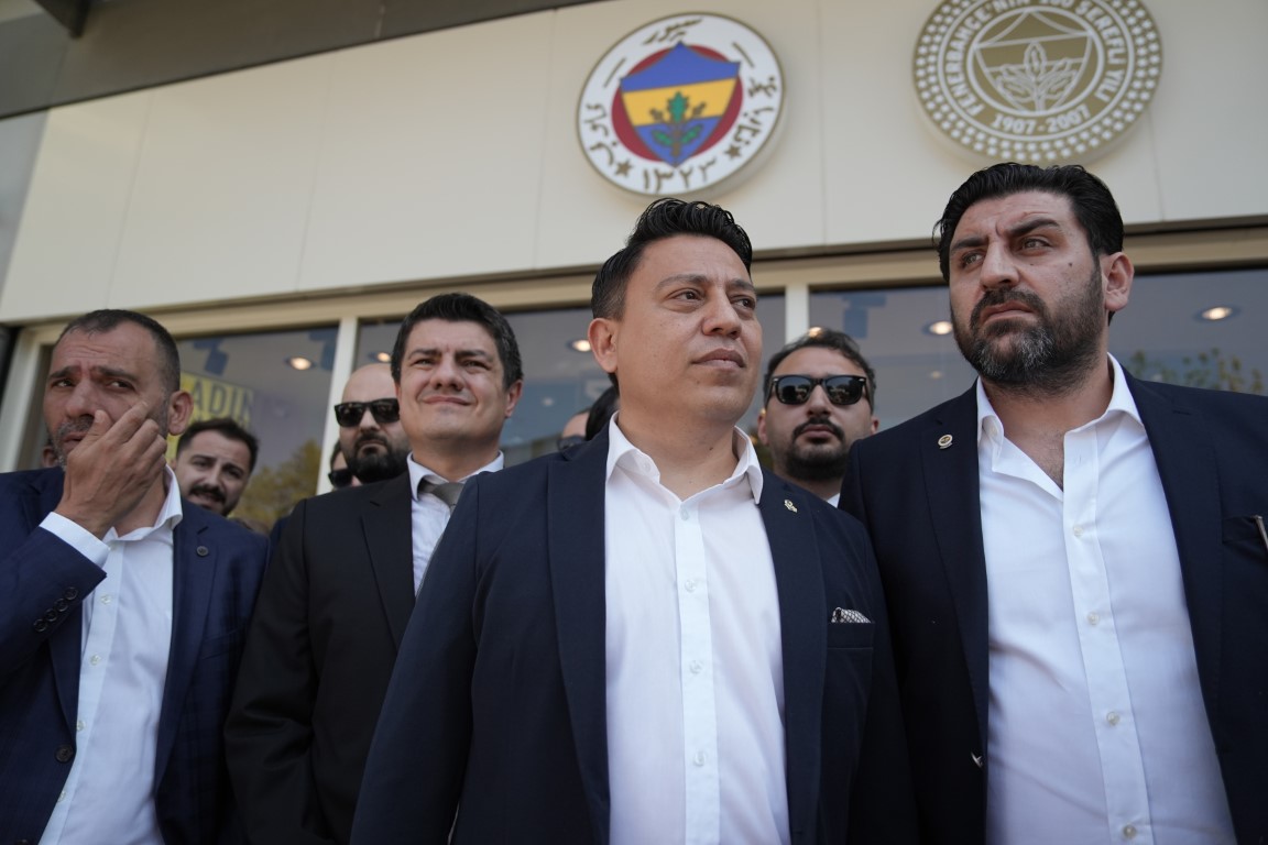 Fenerbahçe Yüksek Divan Kurulu Başkanlığı’na 9 bin 700 imza teslim edildi
