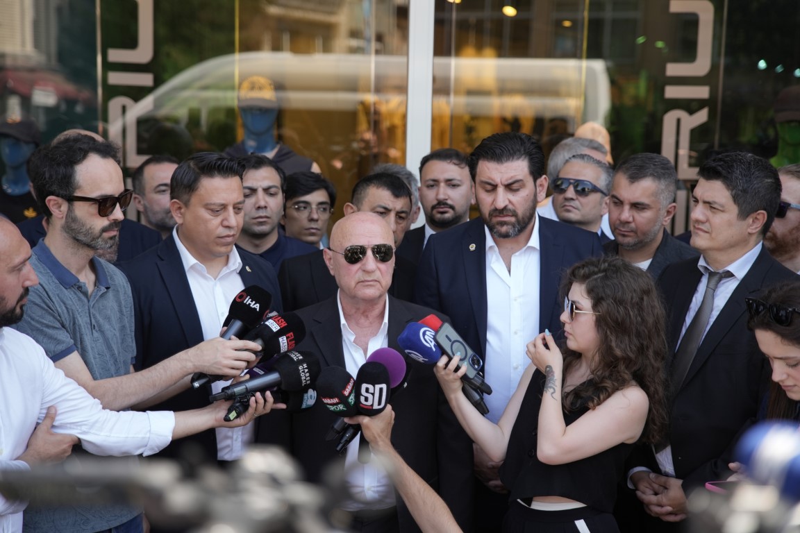 Fenerbahçe Yüksek Divan Kurulu Başkanlığı’na 9 bin 700 imza teslim edildi