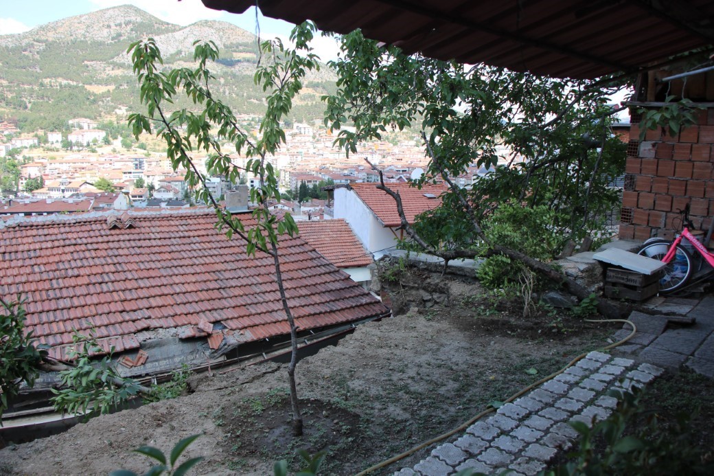 Amasya’da istinat duvarı evin üzerine çöktü