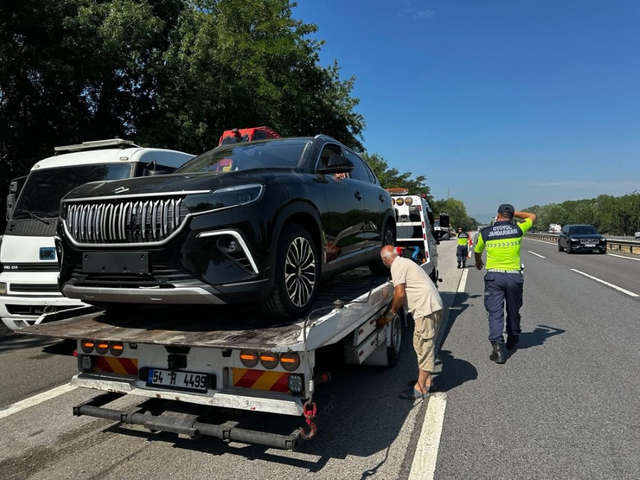 Anadolu Otoyolu’nda tır kazası: Sıfır kilometre Togg otomobiller hasar gördü, sürücü yaralandı
