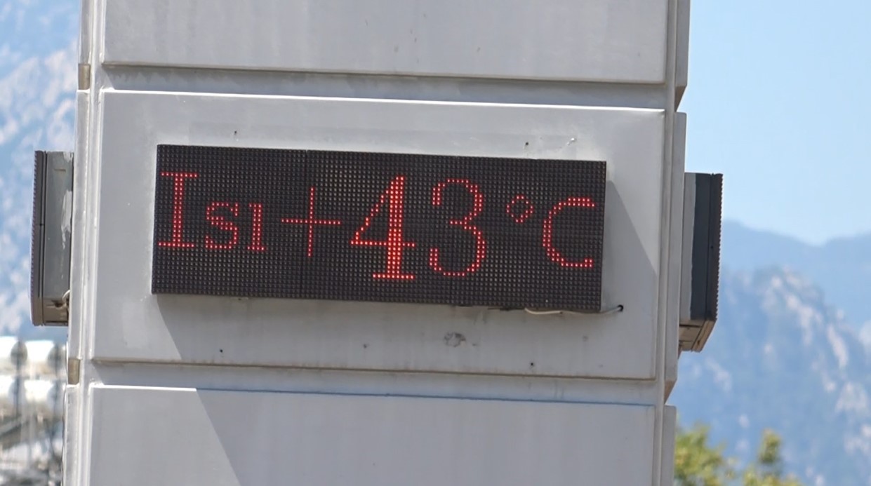 Antalya’da termometreler 43 dereceyi gördü, sahiller doldu