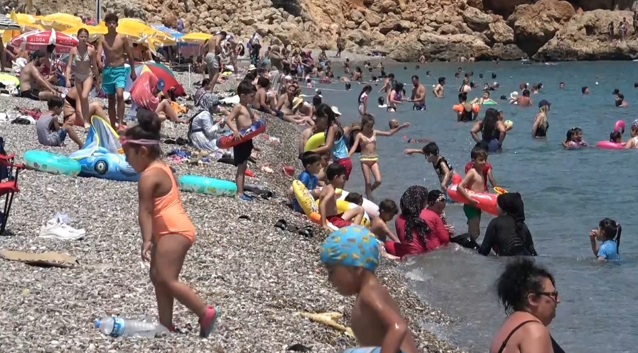Antalya’da termometreler 43 dereceyi gördü, sahiller doldu