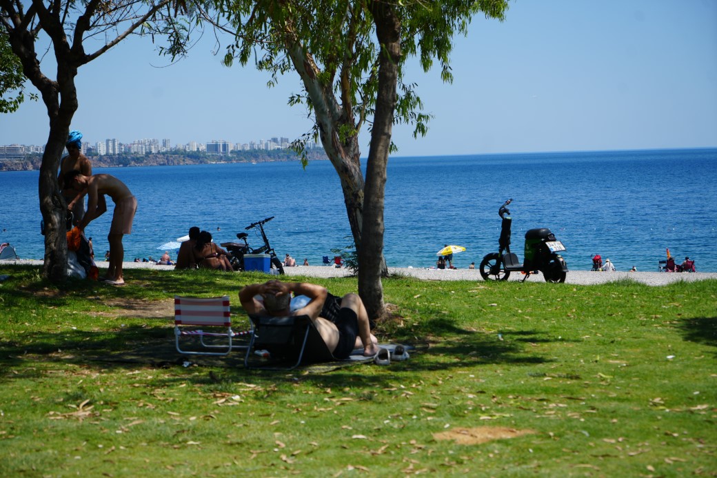 Antalya’da termometreler 43 dereceyi gördü, sahiller doldu