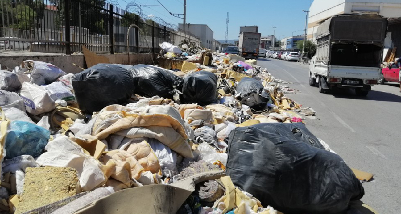 İzmir’in göbeğinde çöp dağları yangına davetiye çıkarıyor
