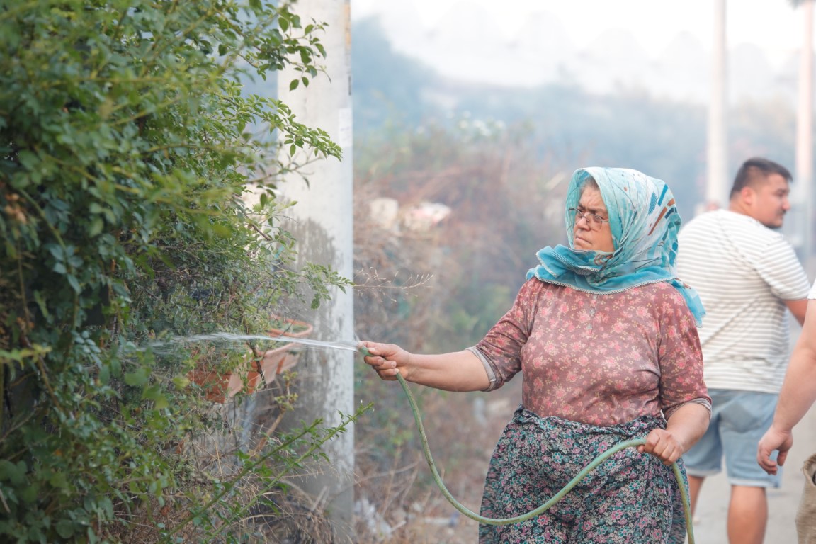 Antalya’da iki noktada çıkan yangında alevlerle burun buruna geldiler
