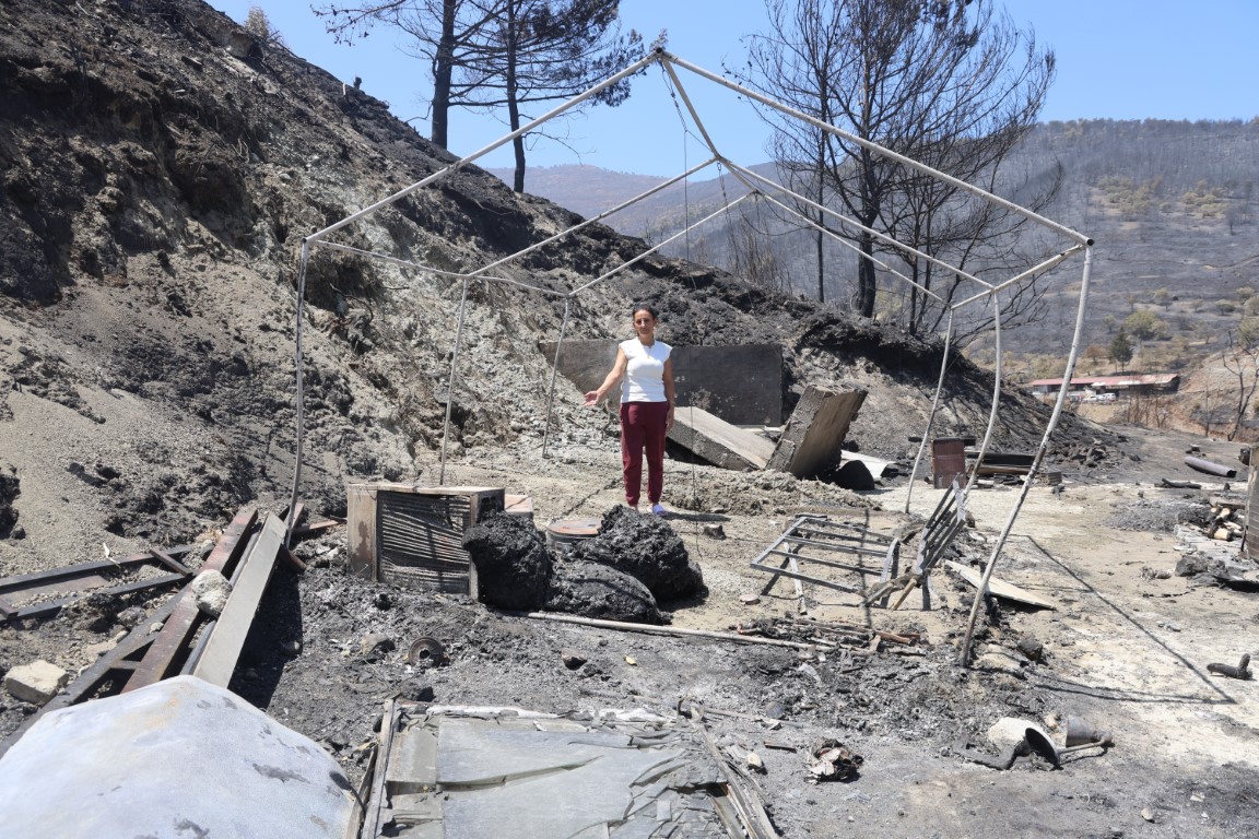 Depremde evi yıkılan kadının yeni yuvası için aldığı eşyalar yangında kül oldu