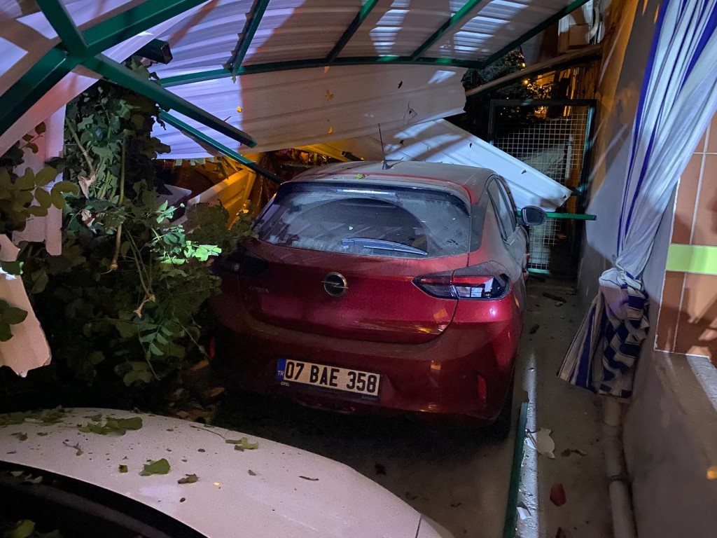 Freni boşalan tır park halindeki 2 otomobile çarparak durabildi