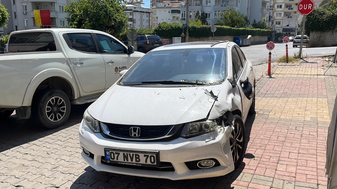 Freni boşalan tır park halindeki 2 otomobile çarparak durabildi