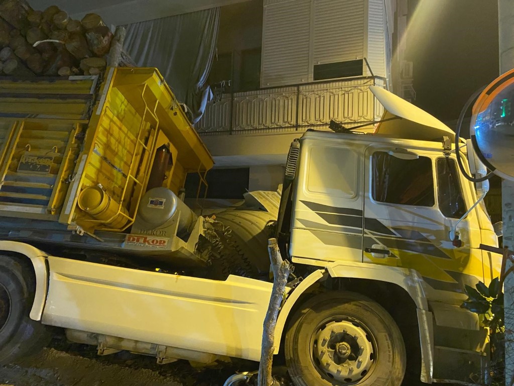 Freni boşalan tır park halindeki 2 otomobile çarparak durabildi