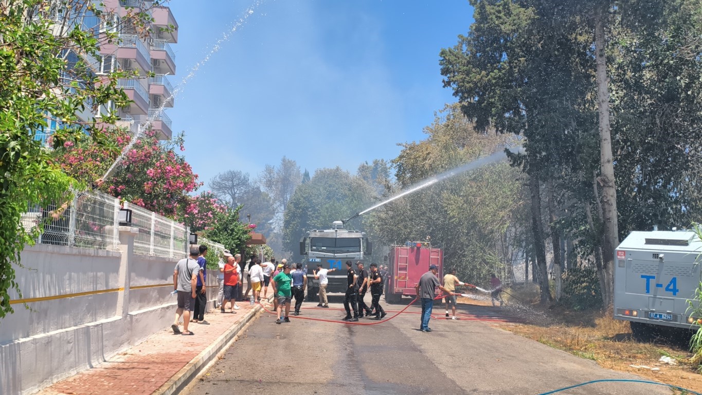 Orman yangınına ekiplerin alevlerle cansiparane mücadelesi