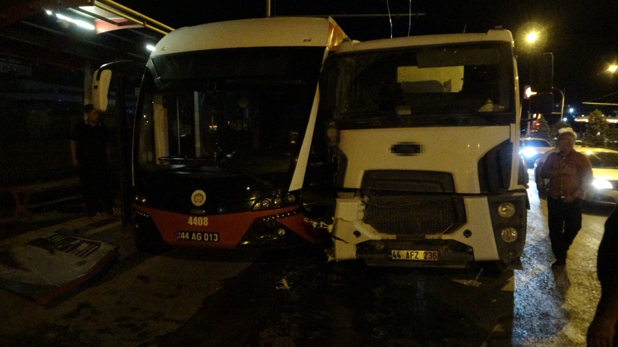 Kontrolden çıkan beton mikseri trambüse çarptı: 4 yaralı