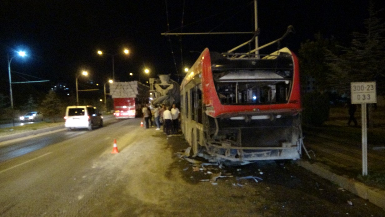 Kontrolden çıkan beton mikseri trambüse çarptı: 4 yaralı