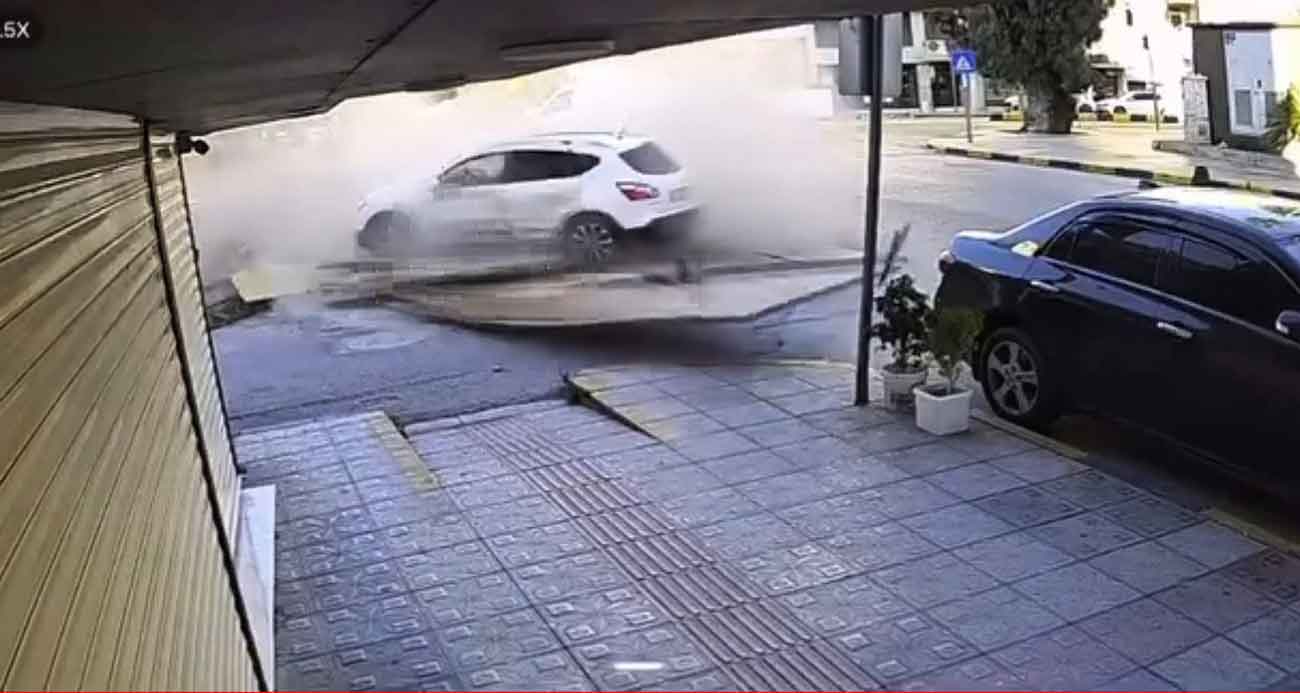 Otomobille çarpışan cip önüne ne geldiyse yıktı