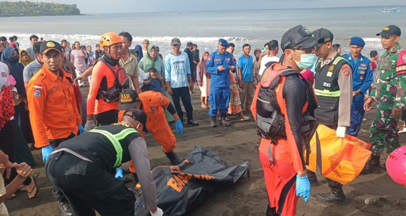Endonezya'da turistik Bali Adası'na giden feribot battı: 4 ölü, 31 kayıp