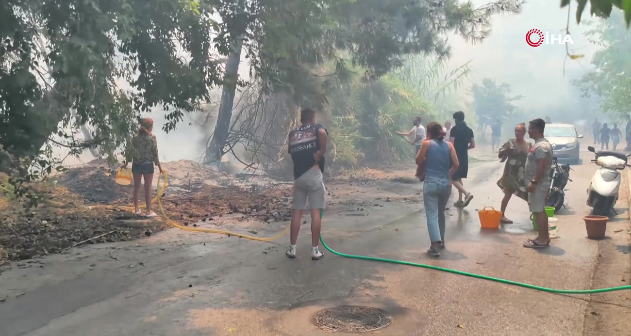 Antalya’da orman yangını: Kovalarla su taşıdılar, tomalarla müdahale ettiler