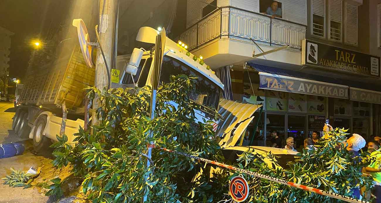 Freni boşalan tır park halindeki 2 otomobile çarparak durabildi