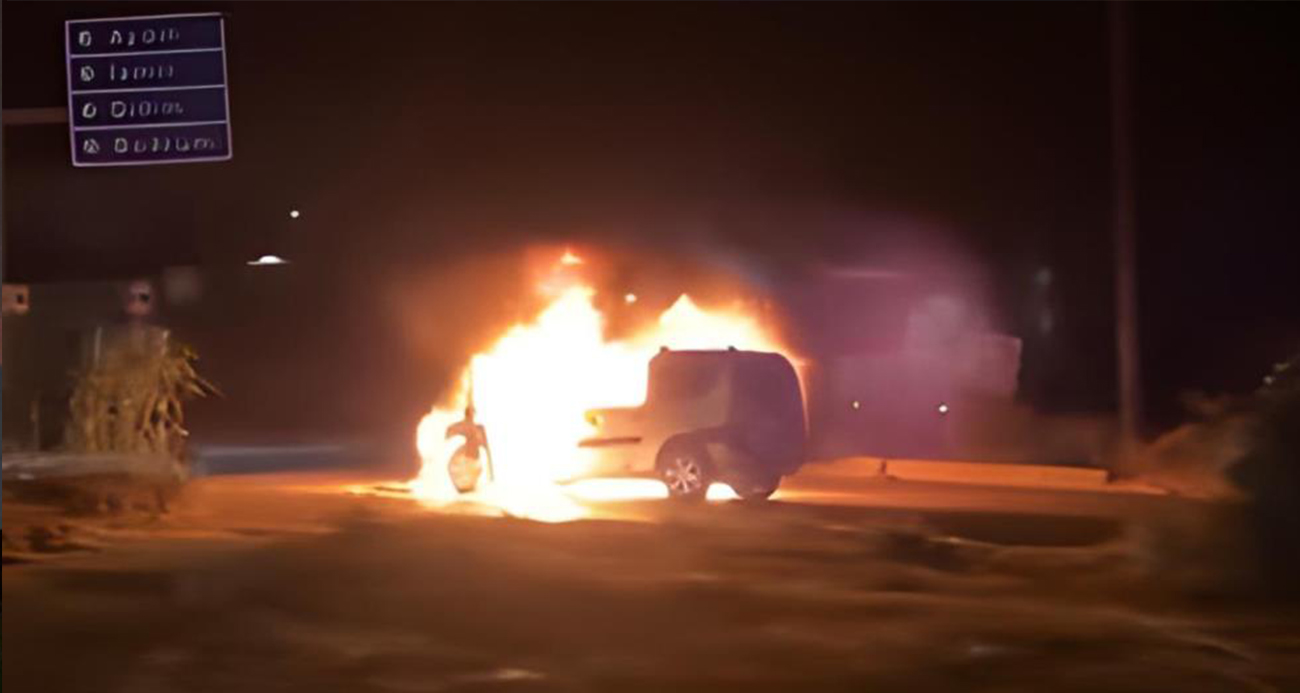 Ağaçlı Kavşağı’nda araç yangını, otombil dakikalar içinde küle döndü