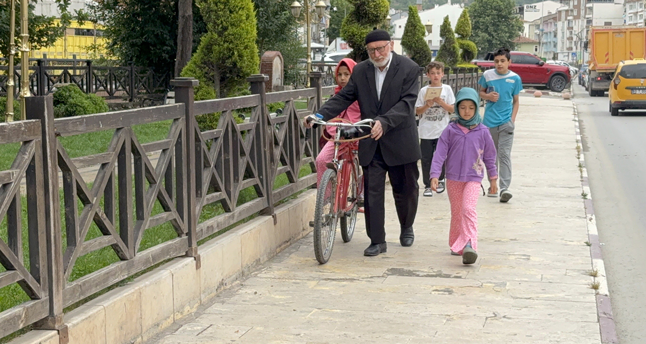 80’lik dede, torunlarını Kur’an öğrensin diye her gün bisikletiyle camiye götürüyor