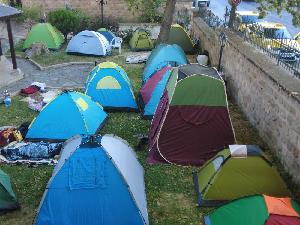 Kırkpınar sevdalıları otellerde yer bulamayınca parklara çadır kurdu