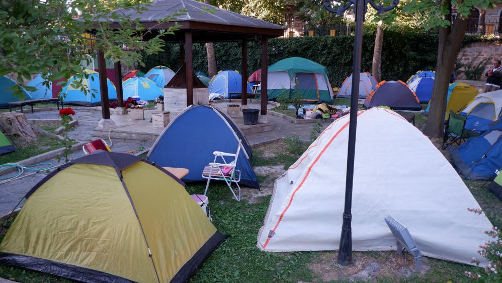 Kırkpınar sevdalıları otellerde yer bulamayınca parklara çadır kurdu